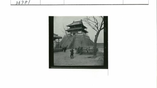 传统建筑与人群聚集场景.jpg