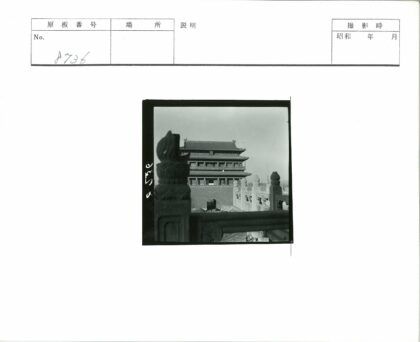 传统建筑与华丽栏杆景观.jpg