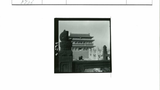 传统建筑与华丽栏杆景观.jpg