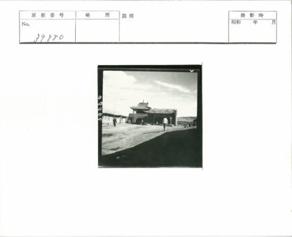 传统建筑与土路行人.jpg