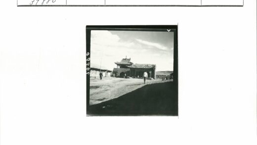 传统建筑与土路行人.jpg