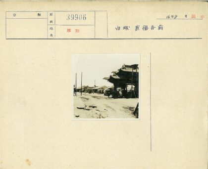 传统建筑与土路街景.jpg