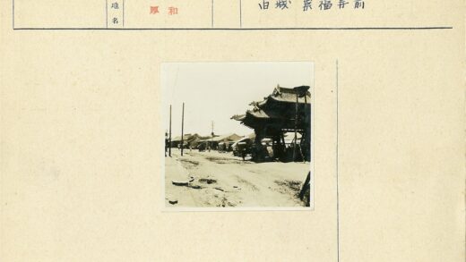 传统建筑与土路街景.jpg