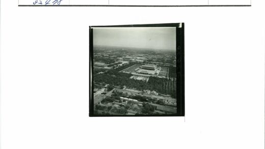 传统建筑与城市绿洲全景.jpg