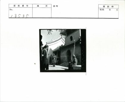 传统建筑与孩童的庭院时光.jpg