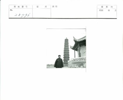 传统建筑与宝塔前的人物.jpg