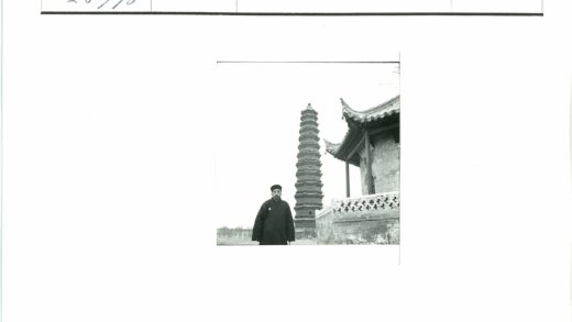 传统建筑与宝塔前的人物.jpg