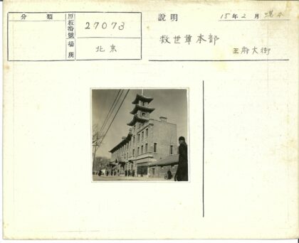 传统建筑与宝塔旁的行人街景.jpg