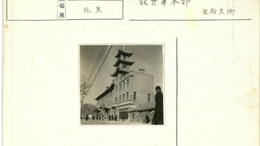 传统建筑与宝塔旁的行人街景.jpg