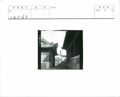 传统建筑与宝塔间狭窄走道.jpg