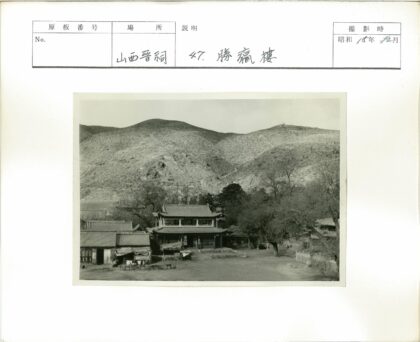 传统建筑与山丘秋色.jpg