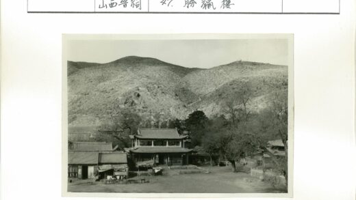 传统建筑与山丘秋色.jpg