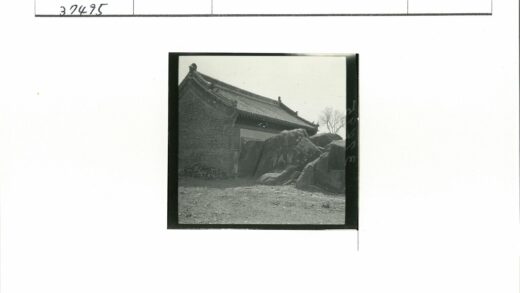 传统建筑与巨石环绕景观.jpg