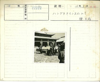 传统建筑与散步游人.jpg
