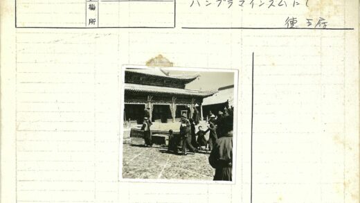 传统建筑与散步游人.jpg
