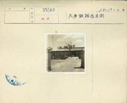 传统建筑与旗杆前的行人.jpg