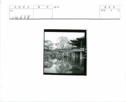 传统建筑与池塘的宁静景色.jpg