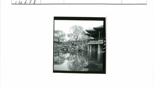 传统建筑与池塘的宁静景色.jpg
