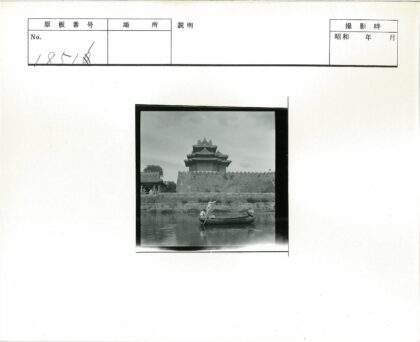 传统建筑与河流木船风景.jpg