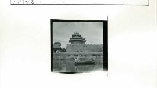 传统建筑与河流木船风景.jpg