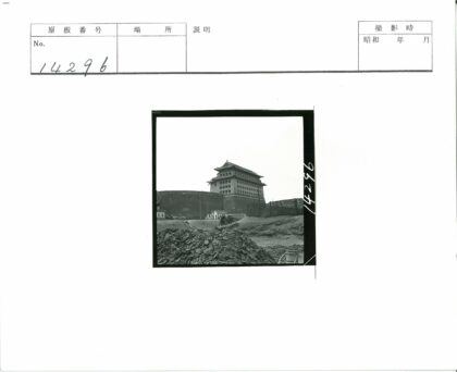 传统建筑与泥泞小路行人.jpg