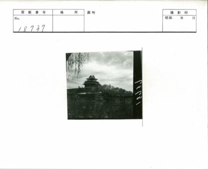 传统建筑与湖畔桥景.jpg