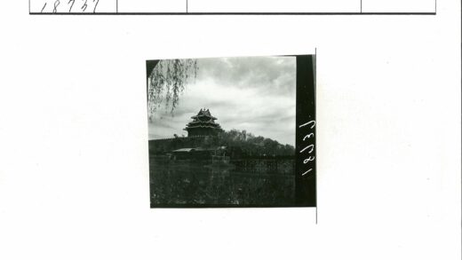 传统建筑与湖畔桥景.jpg