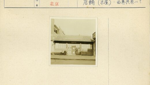 传统建筑与现代自行车.jpg