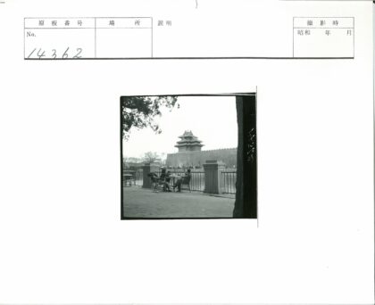 传统建筑与石墙景观.jpg