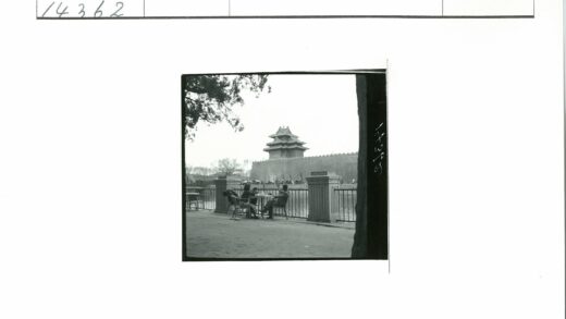 传统建筑与石墙景观.jpg