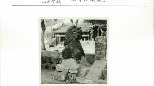 传统建筑与石狮子雕像.jpg