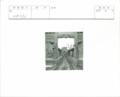 传统建筑与石砌拱门街景.jpg