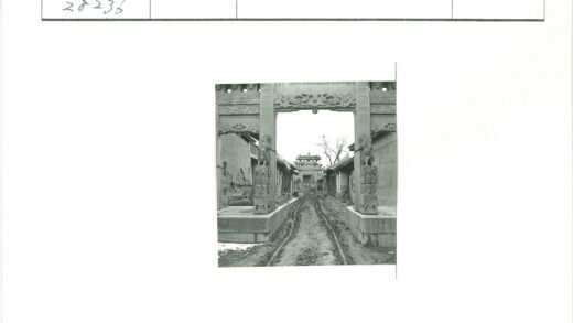 传统建筑与石砌拱门街景.jpg