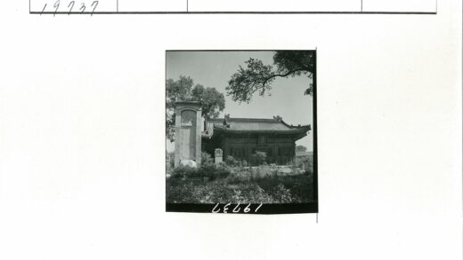传统建筑与石结构景观.jpg