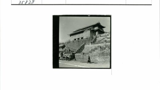 传统建筑与砖墙人行道.jpg