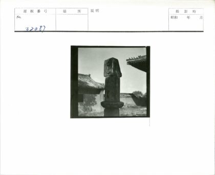 传统建筑与精美石雕户外景观.jpg