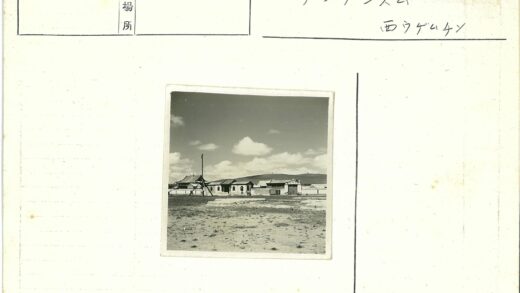 传统建筑与群山云景.jpg