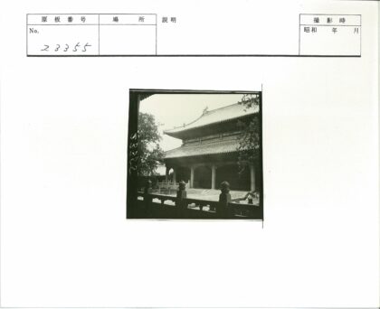 传统建筑与自然庭院景观.jpg