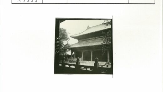 传统建筑与自然庭院景观.jpg