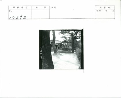 传统建筑与自然庭院景观.jpg