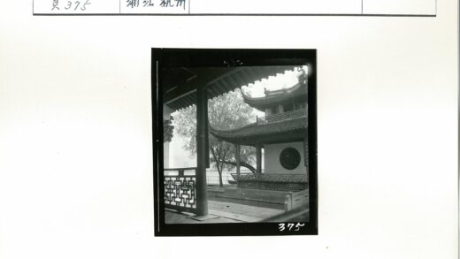 传统建筑与自然景观.jpg