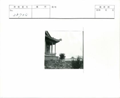 传统建筑与自然景观远景.jpg