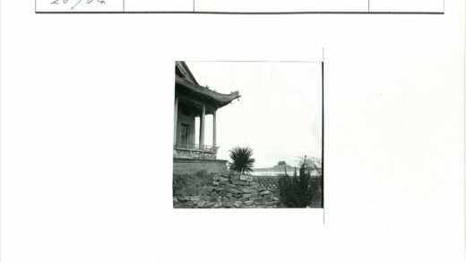 传统建筑与自然景观远景.jpg