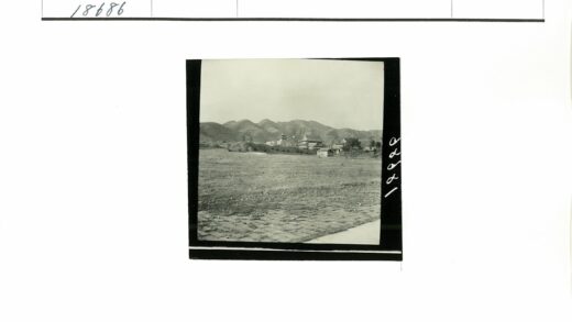 传统建筑与草原石路风光.jpg