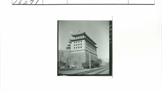 传统建筑与蒸汽机车.jpg