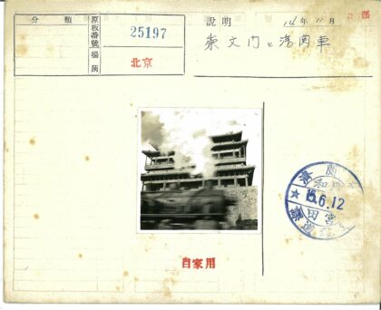 传统建筑与蒸汽火车交汇瞬间.jpg