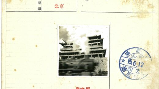 传统建筑与蒸汽火车交汇瞬间.jpg