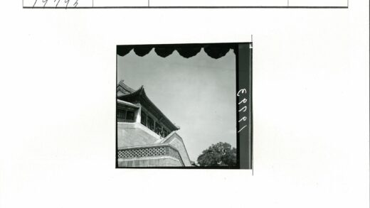 传统建筑与蓝天石阶.jpg