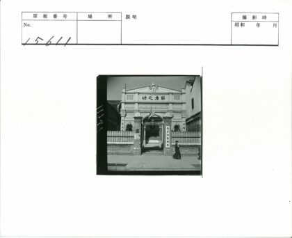 传统建筑与行人历史瞬间.jpg
