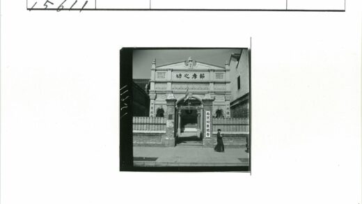 传统建筑与行人历史瞬间.jpg